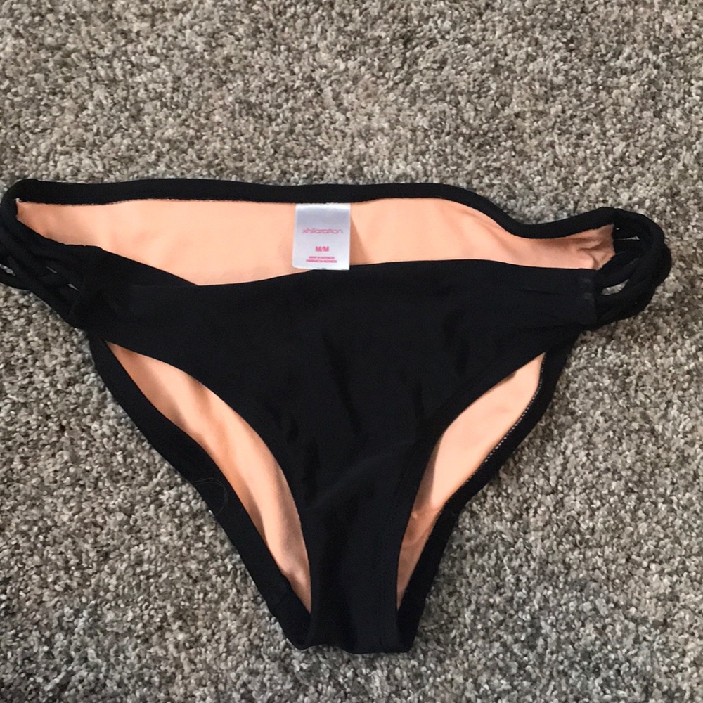 Black size M bikini bottoms.